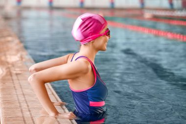 Havuzda genç bir bayan yüzücü