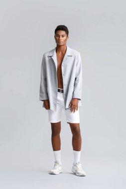 Hafif arka planda şık bir Afro-Amerikalı.