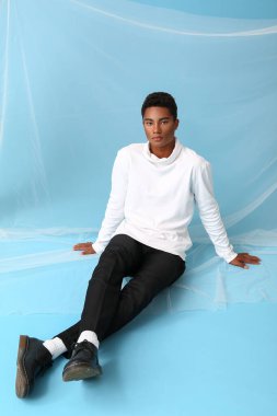 Renkli genç Afro-Amerikan erkek.