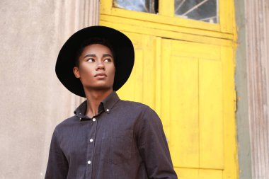 Genç afro-amerikan bir adam açık havada