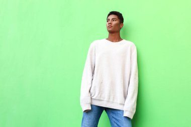 Renkli genç Afro-Amerikan erkek.