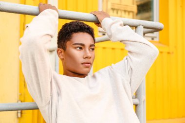 Genç afro-amerikan bir adam açık havada