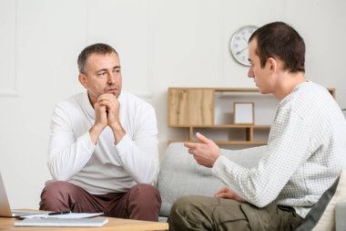 Ofiste hastayla çalışan erkek psikolog.