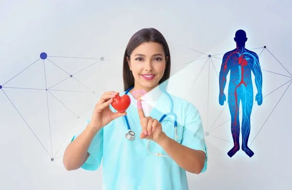 Vrouwelijke Cardioloog Met Behulp Van Een Virtueel Scherm Lichte Achtergrond — Stockfoto