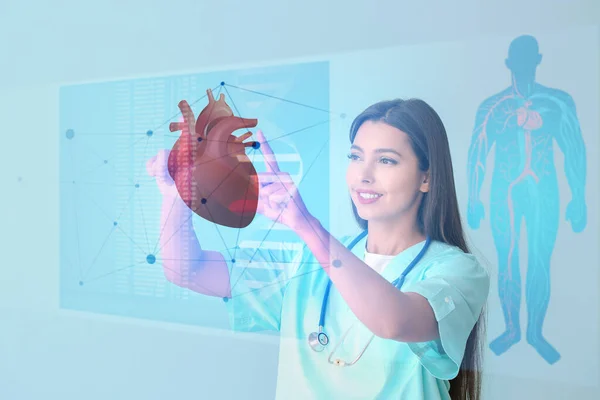 Vrouwelijke Cardioloog Met Behulp Van Een Virtueel Scherm Kleur Achtergrond — Stockfoto