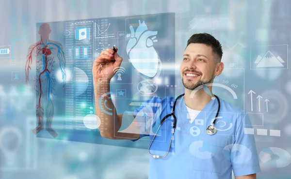 Man Cardioloog Schrijven Virtueel Scherm Kliniek — Stockfoto