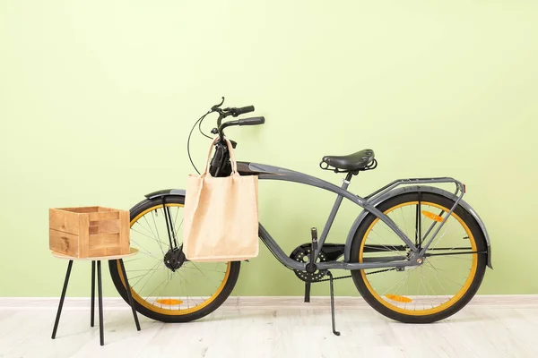 Moderna Bicicleta Con Bolsa Caja Cerca Pared Color —  Fotos de Stock