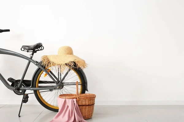 Bicicleta Moderna Con Cesta Picnic Sombrero Cerca Pared Blanca — Foto de Stock