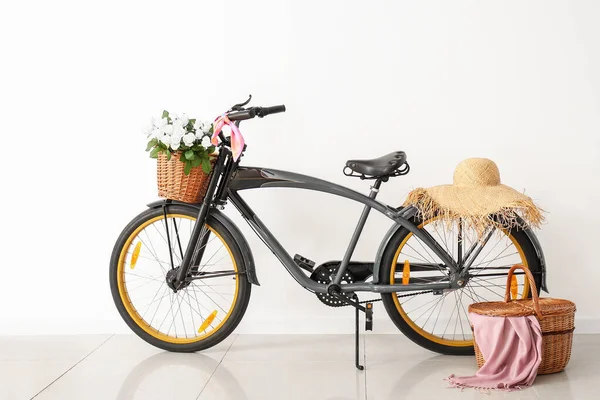 Bicicleta Moderna Con Cestas Sombrero Cerca Pared Blanca — Foto de Stock