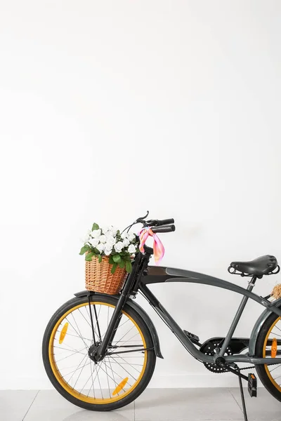Bicicleta Moderna Con Cesta Cerca Pared Blanca — Foto de Stock