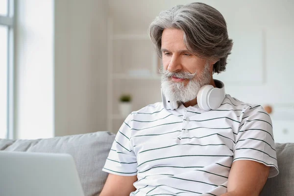 Mature Man Headphones Laptop Home — Stock Photo, Image