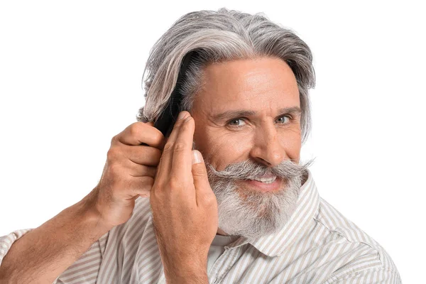 Starší Muž Česání Vlasy Bílém Pozadí — Stock fotografie