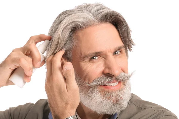 Starší Muž Aplikovat Lak Vlasy Bílém Pozadí — Stock fotografie