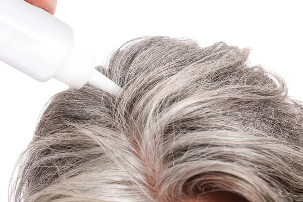 Beyaz Arka Planda Saç Dökülmesi Tedavisi Için Serum Kullanan Olgun — Stok fotoğraf