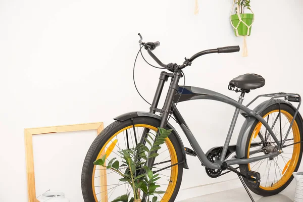 Bicicleta Moderna Con Plantas Interior Cerca Pared Blanca — Foto de Stock