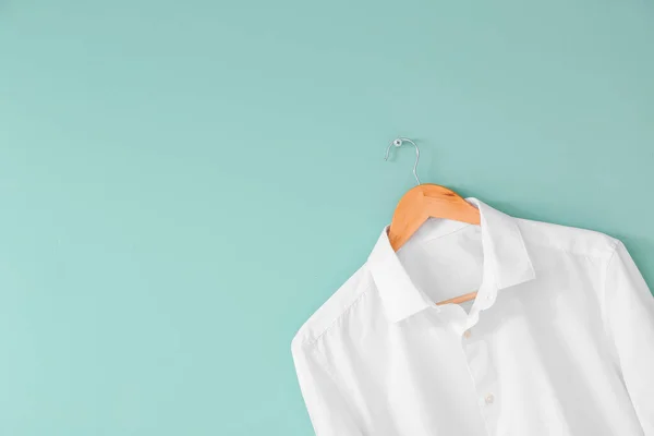 Baju Laki Laki Bergaya Pada Latar Belakang Warna Closeup — Stok Foto