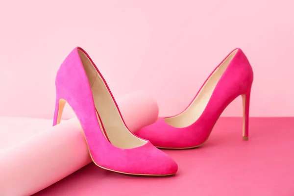 色の背景にスタイリッシュな女性の靴 — ストック写真