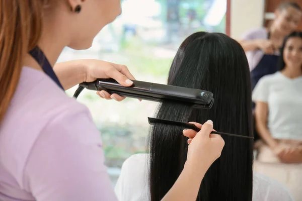 Femme Coiffeuse Redressant Les Cheveux Femme Dans Salon — Photo