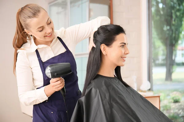 Kobieta Fryzjer Pracuje Klientem Salonie — Zdjęcie stockowe