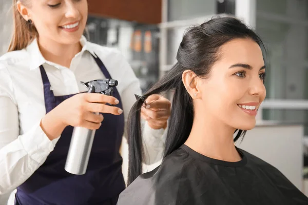 Peluquería Femenina Trabajando Con Cliente Salón —  Fotos de Stock