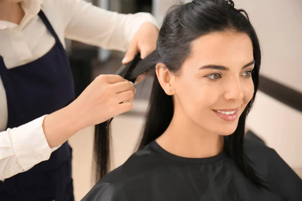 Kobieta Fryzjer Prostowanie Włosy Kobiety Salonie — Zdjęcie stockowe