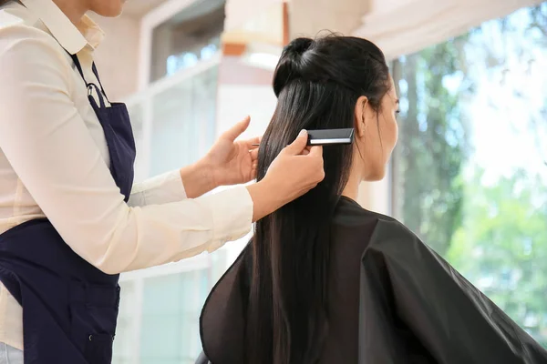Female Hairdresser Working Client Salon — Stock Photo, Image