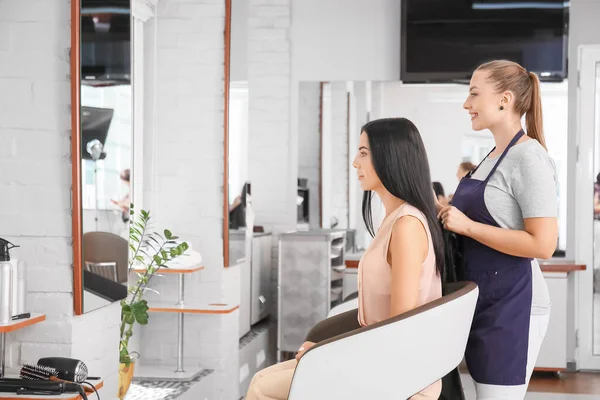 Parrucchiere Femminile Che Lavora Con Cliente Nel Salone — Foto Stock