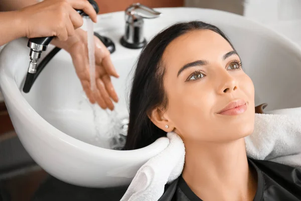 Female Hairdresser Working Client Salon — Stock Photo, Image