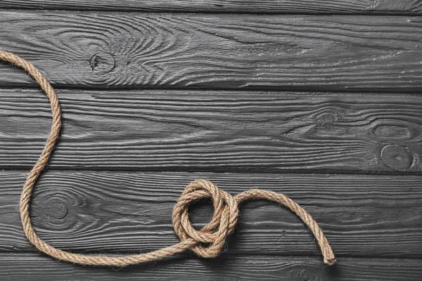 木製の背景に結び目を持つロープ — ストック写真