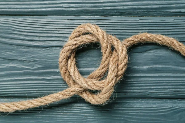 木製の背景に結び目を持つロープ — ストック写真