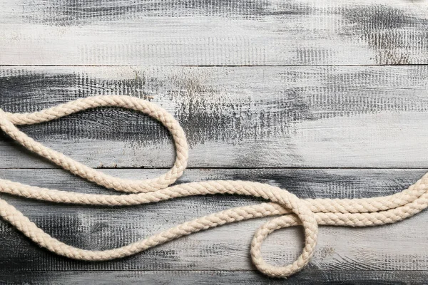 木製の背景に長いロープ — ストック写真