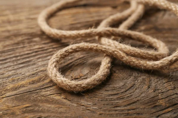 木製の背景に長いロープ — ストック写真