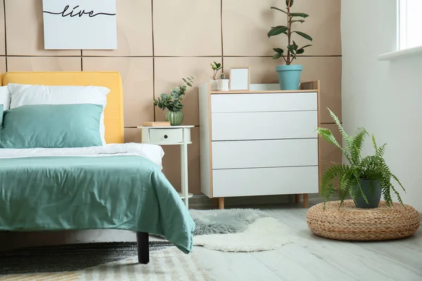 Modern şık yatak odasının içi.