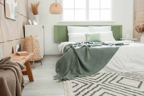 Modern şık yatak odasının içi.