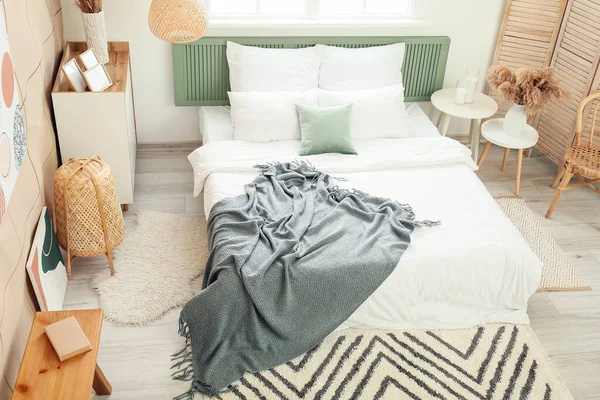 Modern şık yatak odasının içi.