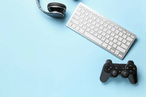 Teclado Ordenador Gamepad Auriculares Sobre Fondo Color — Foto de Stock