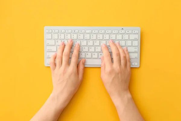 Γυναικεία Χέρια Πληκτρολόγιο Υπολογιστή Στο Φόντο Χρώματος — Φωτογραφία Αρχείου