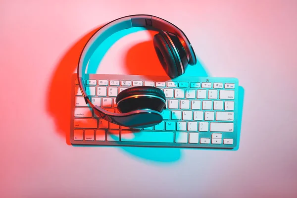 Computer Keyboard Headphones Color Background — Stock Photo, Image
