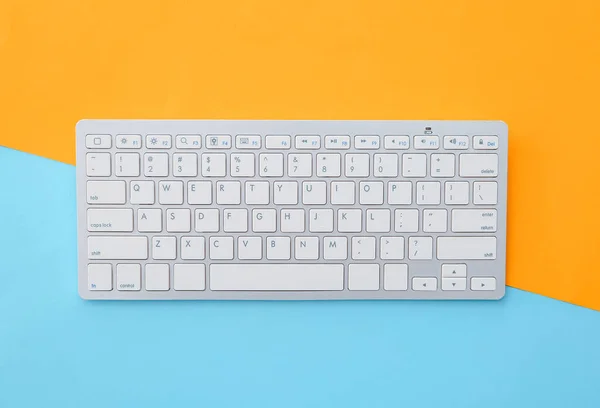カラー背景のコンピュータキーボード — ストック写真