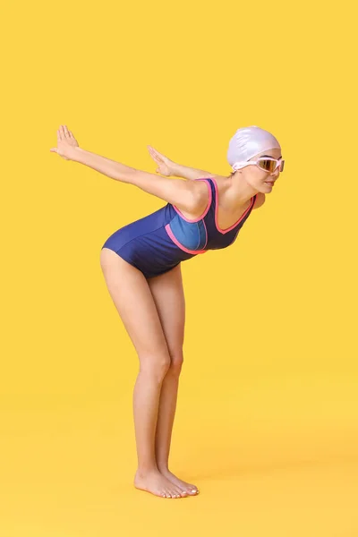 Γυναίκα Κολυμβητής Στο Φόντο Χρώμα — Φωτογραφία Αρχείου