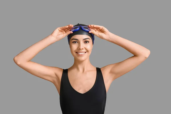Vrouwelijke Zwemmer Grijze Achtergrond — Stockfoto