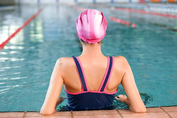 Jovem Nadadora Feminina Piscina — Fotografia de Stock