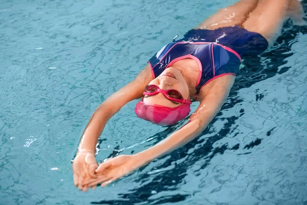 身材矮小的年轻女子在游泳池里游泳 — 图库照片