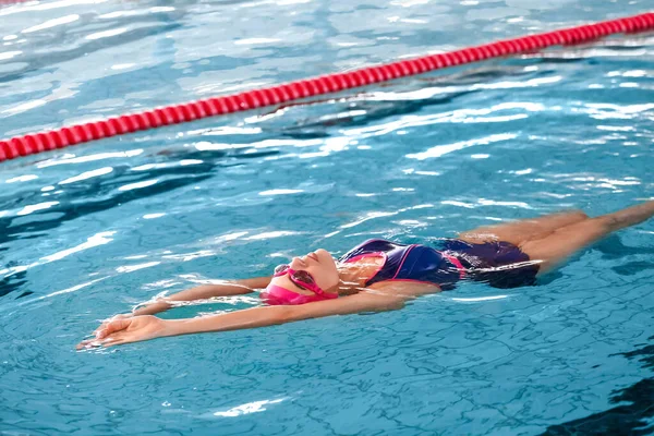 Mujer Joven Deportiva Nadando Piscina — Foto de Stock