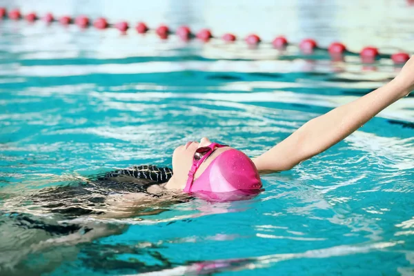 Mujer Joven Deportiva Nadando Piscina — Foto de Stock