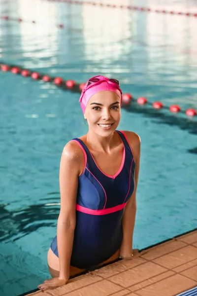 Αθλητική Γυναίκα Κολυμβήτρια Στην Πισίνα — Φωτογραφία Αρχείου