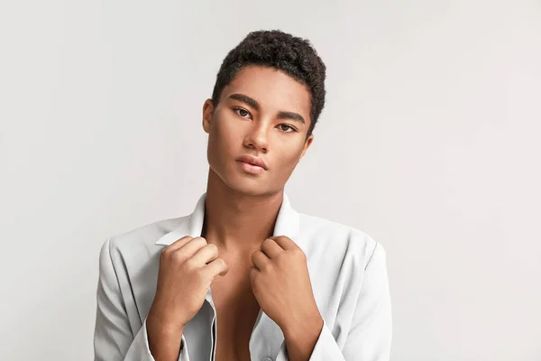 Elegante Joven Afroamericano Sobre Fondo Claro — Foto de Stock