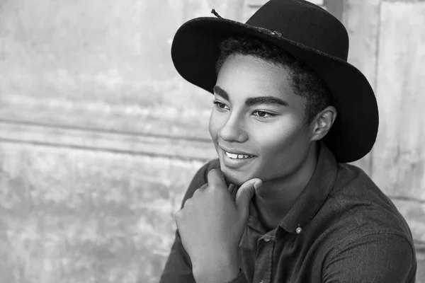 Чорно Білий Портрет Стильного Молодого Афро Американського Чоловіка Вулиці — стокове фото
