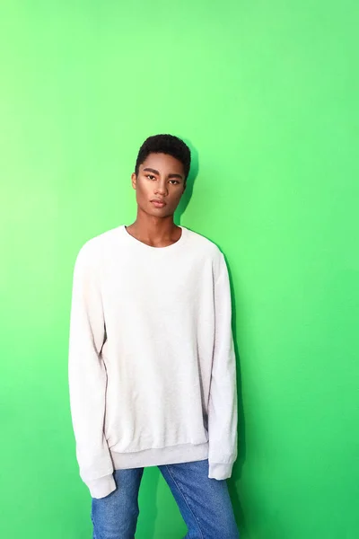 Stijlvolle Jonge Afro Amerikaanse Man Kleur Achtergrond — Stockfoto