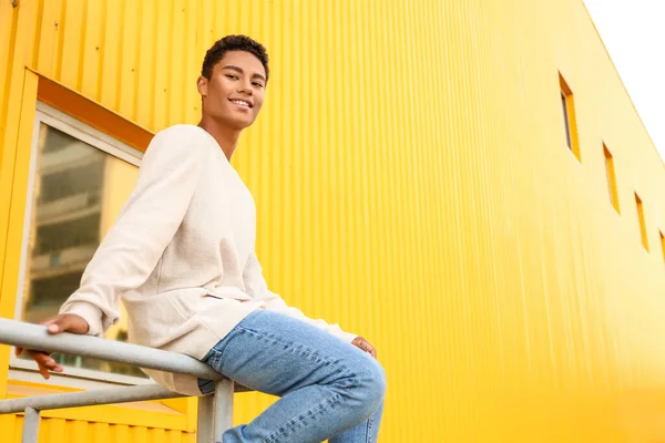 Elegante Joven Afroamericano Aire Libre — Foto de Stock